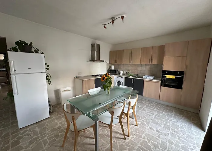F61 Room With Private Bathroom Near The Beach In A Shared Apartment