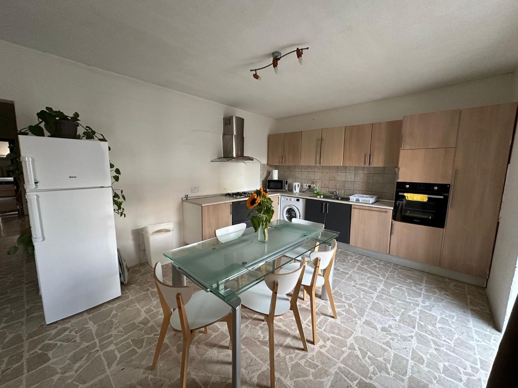 F61 With Private Bathroom Near The In A Shared Accommodatie bij particulieren Sliema